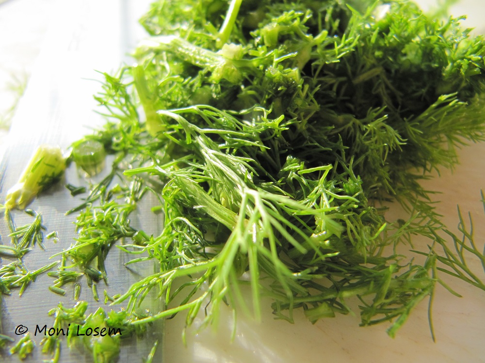 Fenchelkraut für einen Salat