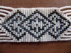 Das geometrische Motiv aus Rechtecken, die auf eine Spitze gestellt sind.