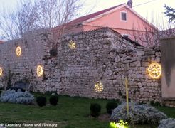 Selbst die Stadtmauer erstrahlt im Lichterglanz