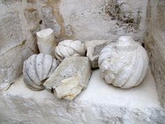 Ein paar Steine und Kugeln, die einst die Dächer schmückten