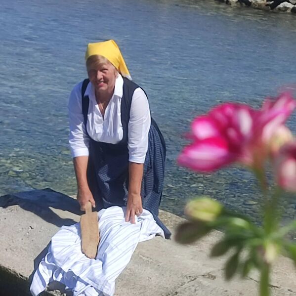 Datei:240511 Brunnen Zaton Kata Fox 2.jpg