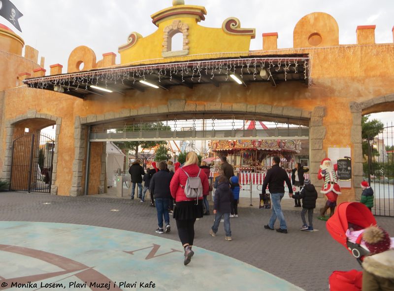 Datei:191201 2326 Eingang 1.jpg