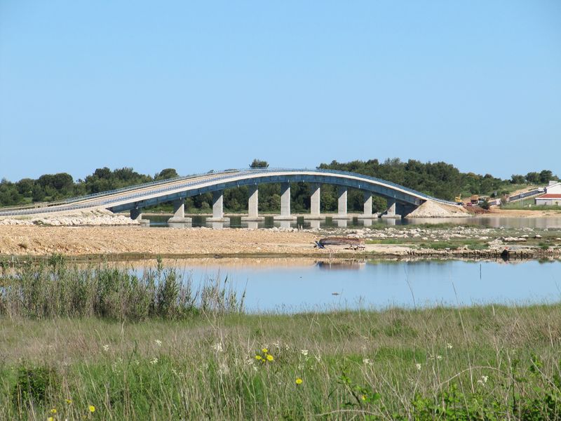 Datei:130514 1670 Priv, Brücke nach Vir.jpg