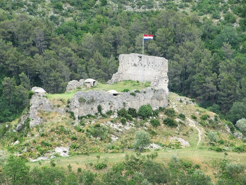 Datei:120610 1106 Stari Grad Donji Obrovac Utvrda Knezova Kurjakovića k.jpg