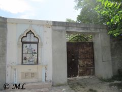 Auch in der Außenwand ist ein Marterl mit einer Muttergottes.