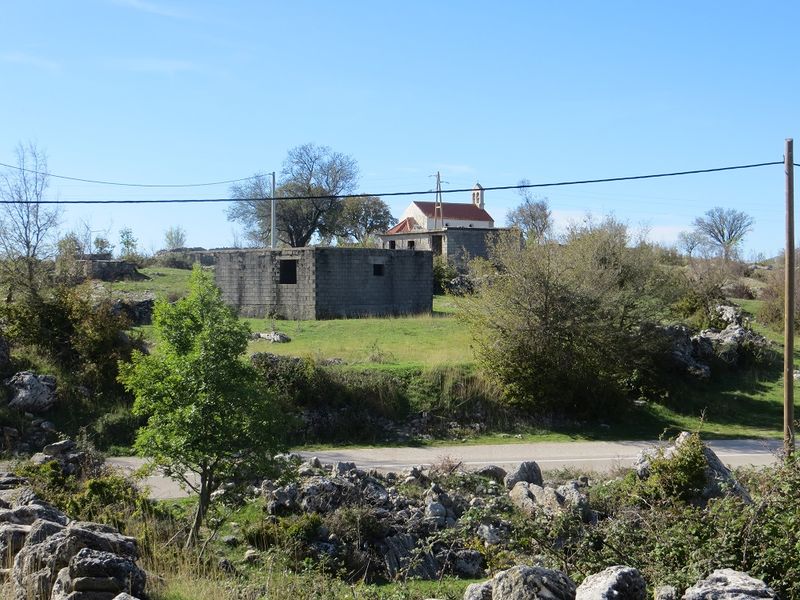 Datei:Friedhof Kirche 171026 9730.jpg