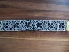 Frontseite des Bandes, hinten waren Seiden- oder Samtbänder befestigt.