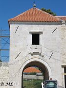 Das große Tor wird von einem massiven Turm gekrönt.