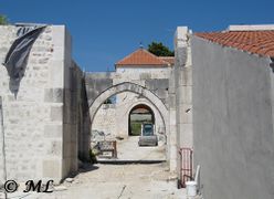 Der große Innenhof, BLick zum Tor.