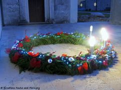Der Adventskranz vor der PfarrkirchePfarrkirche
