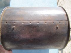 Die Rückseite des Zylinders mit den Nieten