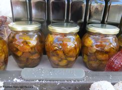 Getrocknete Feigen und Lavendel in Honig - ein Allheilmittel