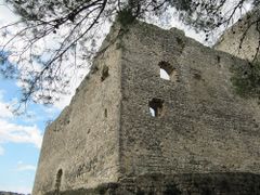 Die Außenmauer lässt erahnen, dass sie nur schwer bezwingbar war.