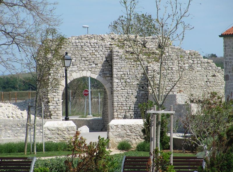 Datei:120525 553 Nin, Stadttor.jpg