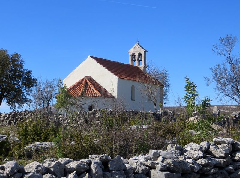 Datei:Friedhof Kirche 171026 9715.jpg