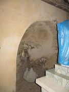 Auch das Taufbecken ist noch erhalten - aber leider in mehrere Teile zerbrochen, 10/2013