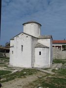 Sowohl in der Rotunde als auch in den Mauern sind fensterartige Nischen, 04/2011