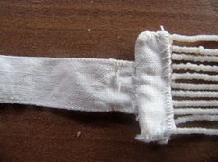 Die ursprüngliche Montierung aus Leinen sowie das Leinenband