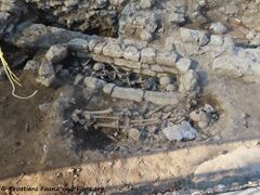 Das Massengrab, oben die römische Mauer, 31.07.2020