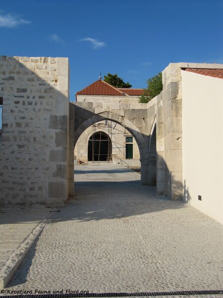 Datei:140715 5016 Vrana Han.JPG