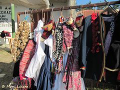 farbenfrohe Jacken und Decken