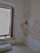 Das Weihwasserbecken ist in die Mauer eingelassen, 04/2011