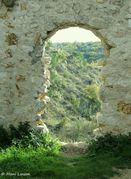 Man erkennt auch schon den ersten Eingang, der zur Schlucht hin angelegt ist.