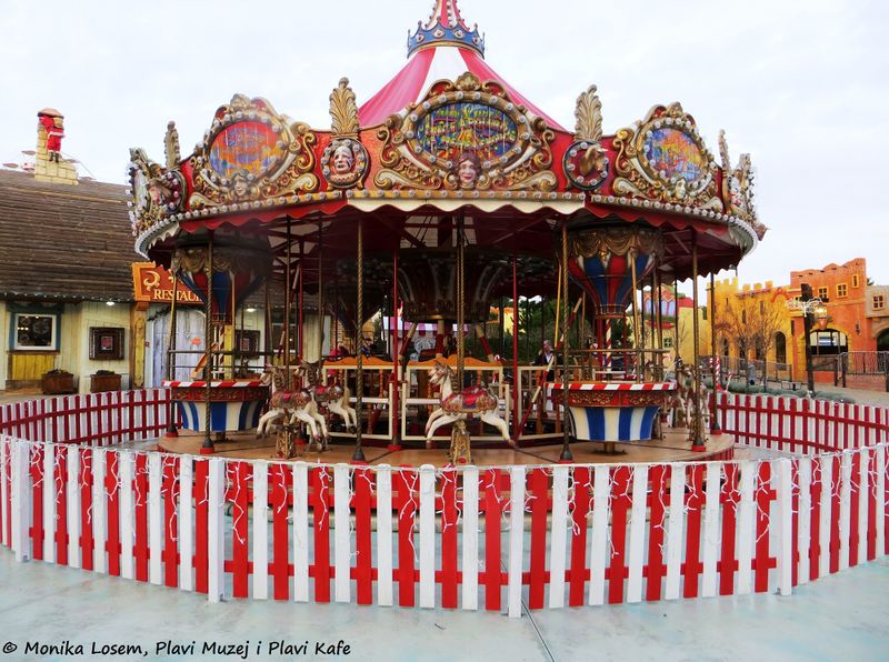 Datei:191201 2327 Karussell.jpg