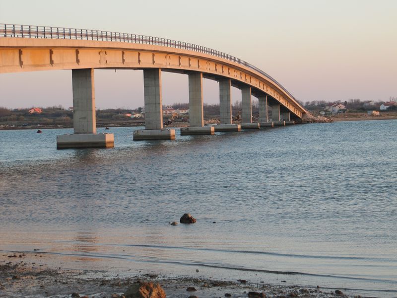 Datei:121115 3870 Vir, Sonnenunter - gang, Brücke.jpg