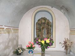 Ich fand eine zauberhafte Grottenmadonna. Die Idee, Maria in einer Felsgrotte darzustellen stammt vermutlich von Leonardo da Vinci, der ein Bild mit dem Namen Felsgrottenmadonna erschuf, 10/2013