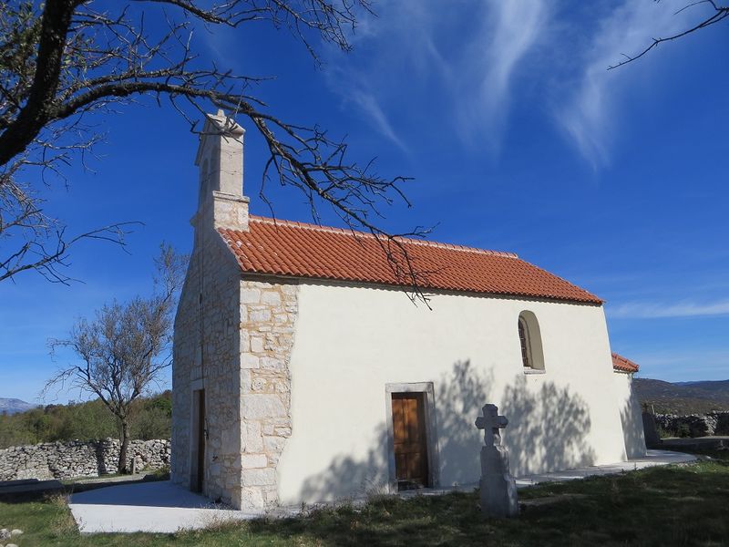 Datei:Friedhof Kirche 171026 9723.jpg