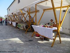 Die kleinen Holzstände sind voll mit schönen und guten Sachen