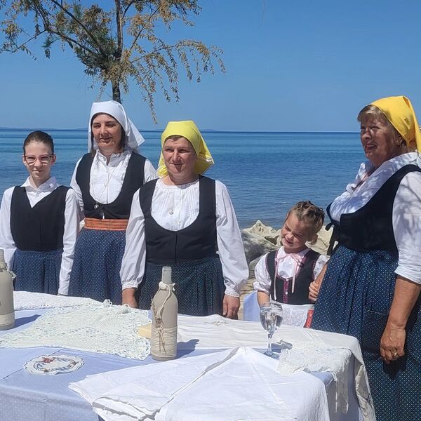 Datei:240511 Brunnen Zaton Kata Fox 3.jpg