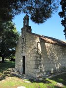 Im 12 Jahrhundert erbaut hat sie dank ihrer trutzigen Form alle Unwetter heil überstanden. Leider war auch hier die Türe verschlossen. Aber durch ein kleines Fenster konnte ich dann doch hineinschauen , 10/2013